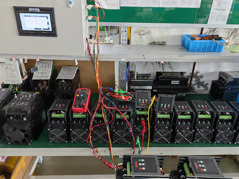 晶闸管在交流电力调解器中是怎样实现电压调理的？？