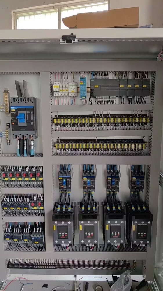 在装置电力调解器时，，，布线的粗细与材质对其性能有何详细影响？？