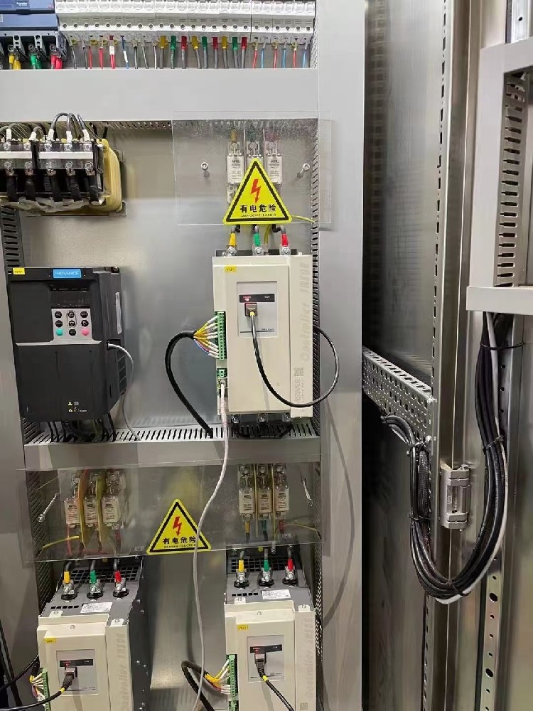 在医疗装备中使用电力调解器，，，需要重点关注哪些特殊的清静标准？？？？