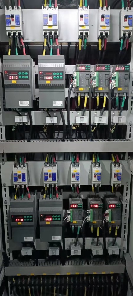 电力调解器在微电网系统中，，，怎样协调差别能源发电单位的电力输出？？？？